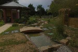 Aménagement extérieur chez un particulier avec jardin kiosque et ruisseau Esvres